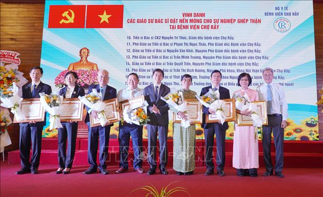 Trong ảnh: Khen thưởng các cá nhân có nhiều đóng góp trong công tác ghép thận của Bệnh viện Chợ Rẫy. Ảnh: Đinh Hằng - TTXVN