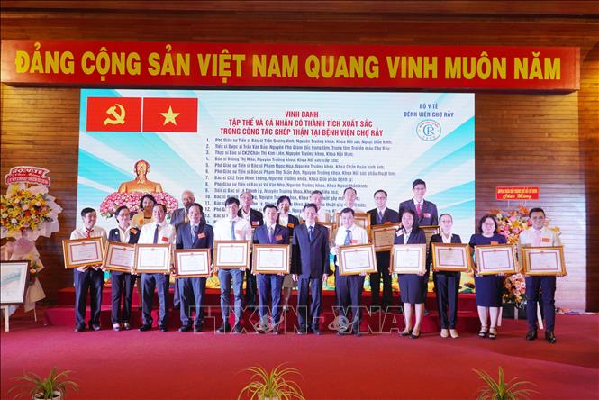 Trong ảnh: Khen thưởng các cá nhân có nhiều đóng góp trong công tác ghép thận của Bệnh viện Chợ Rẫy, Thành phố Hồ Chí Minh. Ảnh: Đinh Hằng - TTXVN