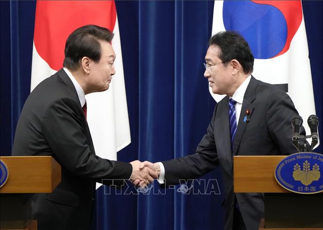 Trong ảnh: Thủ tướng Nhật Bản Fumio Kishida (phải) và Tổng thống Hàn Quốc Yoon Suk Yeol trong cuộc họp báo chung sau hội đàm, tại Tokyo ngày 16/3/2023. Ảnh: KYODO/TTXVN
