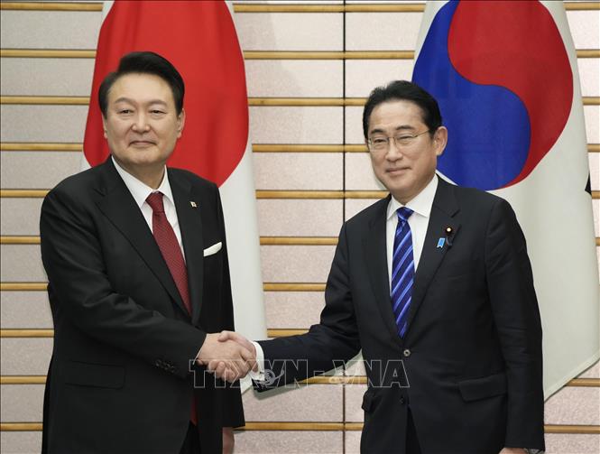 Trong ảnh: Thủ tướng Nhật Bản Fumio Kishida (phải) trong cuộc gặp Tổng thống Hàn Quốc Yoon Suk Yeol tại Tokyo, ngày 16/3/2023. Ảnh: KYODO/TTXVN