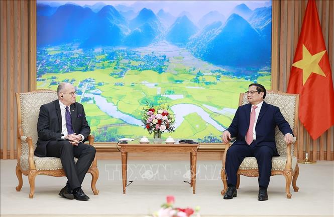 PM Pham Minh Chinh talks to Polish Minister of Foreign Affairs Zbigniew Rau. VNA Photo: Dương Giang