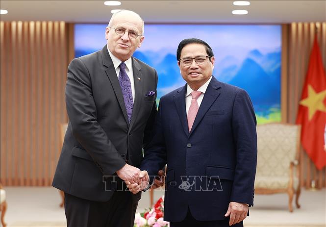 PM Pham Minh Chinh welcomes Polish Minister of Foreign Affairs Zbigniew Rau. VNA Photo: Dương Giang