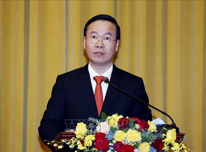 President presents promotion decision to military officer VNA