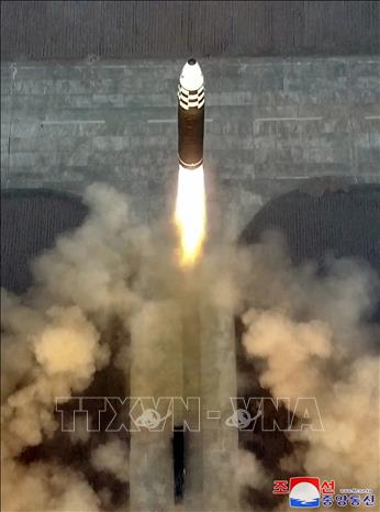Trong ảnh: Tên lửa đạn đạo liên lục địa chiến lược Hwasong-17 của Triều Tiên được phóng tại sân bay quốc tế Bình Nhưỡng, ngày 16/3/2023. Ảnh: KCNA/TTXVN
