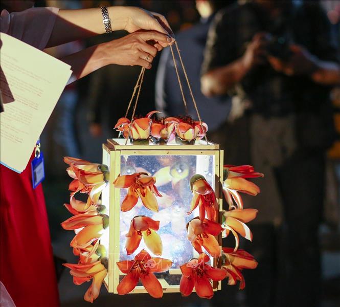 A lantern decorated with the giant bombax ceiba tree's red flowers. VNA Photo: Tuấn Đức