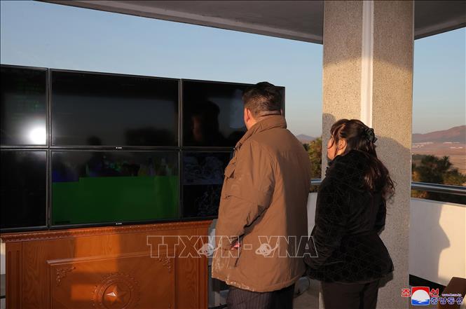 Trong ảnh: Nhà lãnh đạo Triều Tiên Kim Jong-un (trái) thị sát vụ phóng tên lửa đạn đạo ICBM Hwasong-17 tại sân bay quốc tế Bình Nhưỡng, ngày 16/3/2023. Ảnh: KCNA/TTXVN
