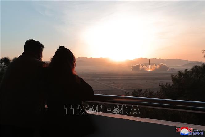 Trong ảnh: Nhà lãnh đạo Triều Tiên Kim Jong-un (trái) thị sát vụ phóng tên lửa đạn đạo ICBM Hwasong-17 tại sân bay quốc tế Bình Nhưỡng, ngày 16/3/2023. Ảnh: KCNA/TTXVN