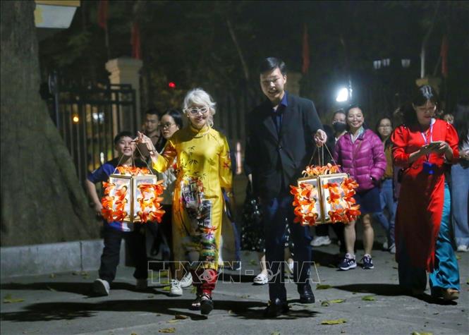 Tourists carry decorated lanterns at the programme. VNA Photo: Tuấn Đức
