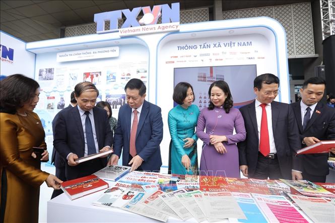 Delegates visit the Vietnam News Agency (VNA)’s pavilion at the festival. VNA Photo