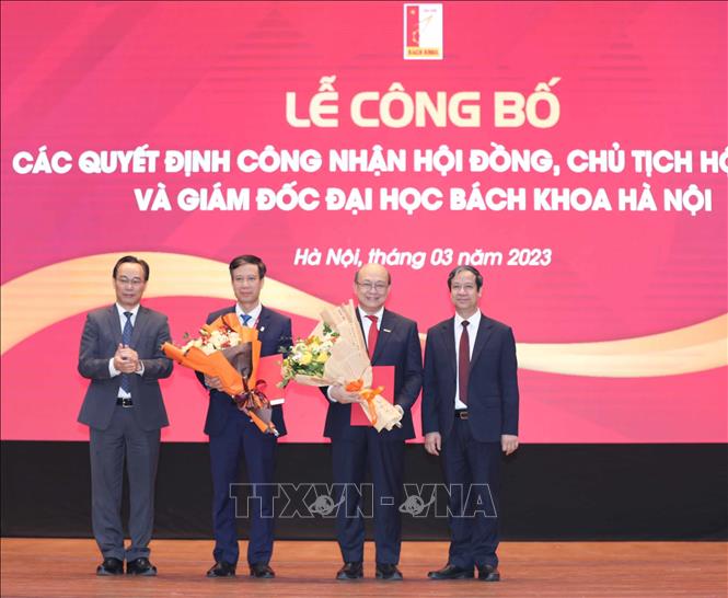 Bộ trưởng Bộ Giáo dục và Đào tạo Nguyễn Kim Sơn trao Quyết định Chủ tịch hội đồng Đại học Bách khoa Hà Nội nhiệm kỳ 2020-2025 cho GS.TS Lê Anh Tuấn và Quyết định Giám đốc Đại học Bách khoa Hà Nội nhiệm kỳ 2020-2025 cho PGS Huỳnh Quyết Thắng. Ảnh: Thanh Tùng - TTXVN