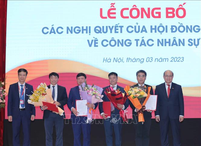 Công bố và trao Nghị quyết chuyển chức vụ cho Phó Chủ tịch và 3 Phó Giám đốc Đại học Bách khoa Hà Nội. Ảnh: Thanh Tùng - TTXVN