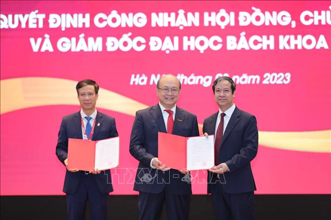 Bộ trưởng Bộ Giáo dục và Đào tạo Nguyễn Kim Sơn trao Quyết định Giám đốc Đại học Bách khoa Hà Nội nhiệm kỳ 2020 - 2025 cho PGS Huỳnh Quyết Thắng. Ảnh: Thanh Tùng - TTXVN 