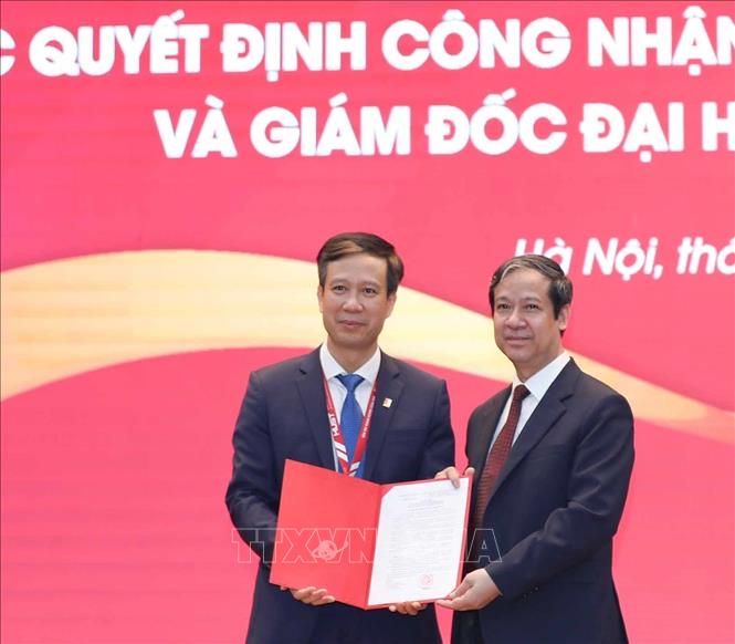 Bộ trưởng Bộ Giáo dục và Đào tạo Nguyễn Kim Sơn trao Quyết định Chủ tịch hội đồng Đại học Bách khoa Hà Nội nhiệm kỳ 2020-2025 cho GS.TS Lê Anh Tuấn. Ảnh: Thanh Tùng - TTXVN