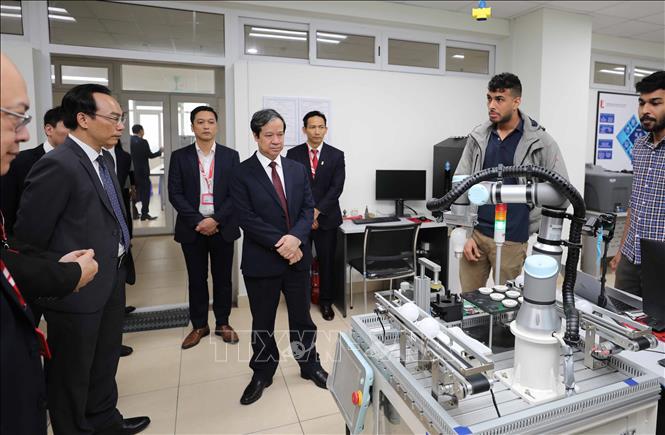 Bộ trưởng Bộ Giáo dục và Đào tạo Nguyễn Kim Sơn thăm một số phòng chức năng của Đại học Bách khoa Hà Nội. Ảnh: Thanh Tùng - TTXVN 
