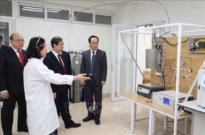Bộ trưởng Bộ Giáo dục và Đào tạo Nguyễn Kim Sơn thăm một số phòng chức năng của Đại học Bách khoa Hà Nội. Ảnh: Thanh Tùng - TTXVN 