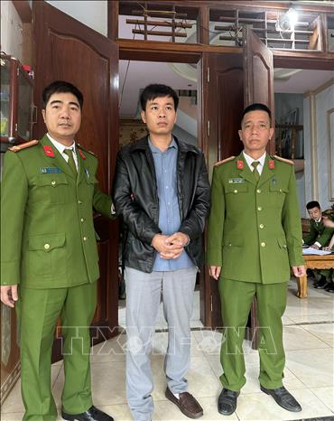 Trong ảnh: Lê Văn Khang bị lực lượng công an bắt giữ. Ảnh: Trịnh Duy Hưng - TTXVN
