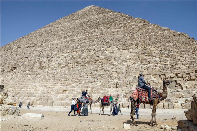 Khách du lịch tham quan Kim tự tháp Khufu ở  Giza, Ai Cập, ngày 2/3/2023. Ảnh: THX/TTXVN