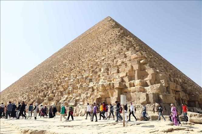 Khách du lịch tham quan Kim tự tháp Khufu ở  Giza, Ai Cập, ngày 2/3/2023. Ảnh: THX/TTXVN