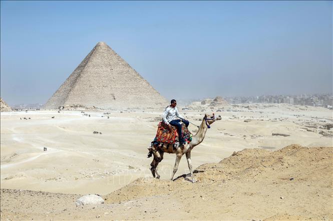 Khách du lịch tham quan Kim tự tháp Khufu ở  Giza, Ai Cập, ngày 2/3/2023. Ảnh: THX/TTXVN