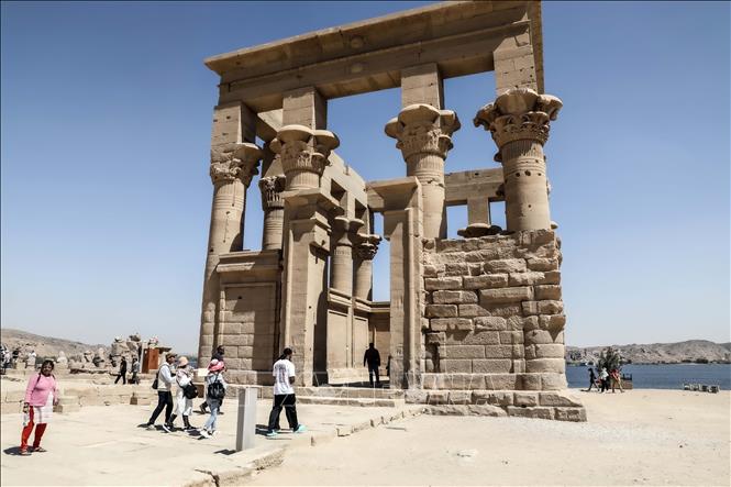 Khách du lịch tham quan khu đền Philae ở  Aswan, Ai Cập, ngày 9/3/2023. Ảnh: THX/TTXVN