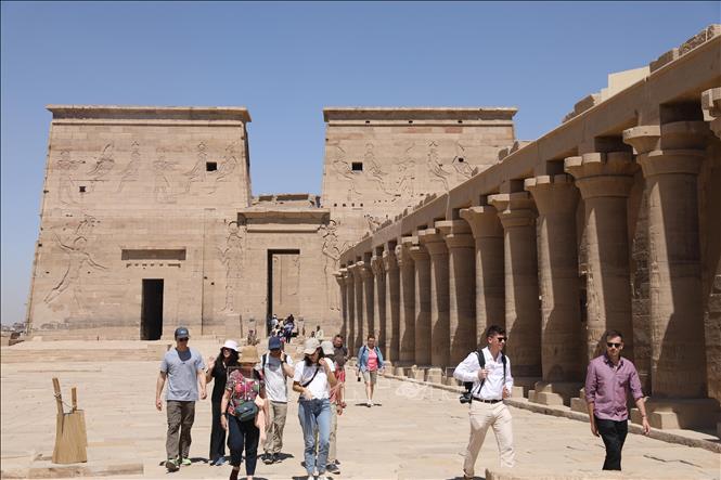 Khách du lịch tham quan khu đền Philae ở  Aswan, Ai Cập, ngày 9/3/2023. Ảnh: THX/TTXVN