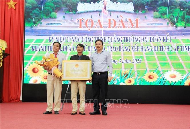 Trong ảnh: UBND tỉnh Gia Lai trao Bằng xếp hạng Di tích cấp tỉnh Danh lam thắng cảnh Quảng trường Đại đoàn kết. Ảnh: TTXVN phát
