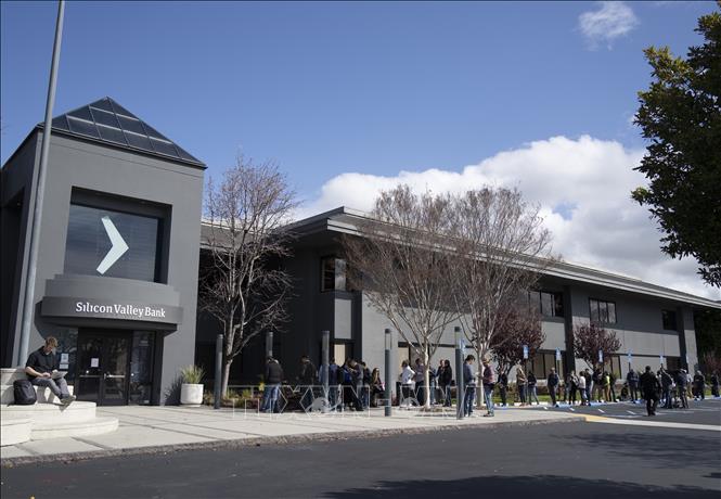 Người dân tập trung bên ngoài trụ sở ngân hàng Silicon Valley Bank (SVB) ở California, Mỹ ngày 13/3/2023. Ảnh: THX/TTXVN