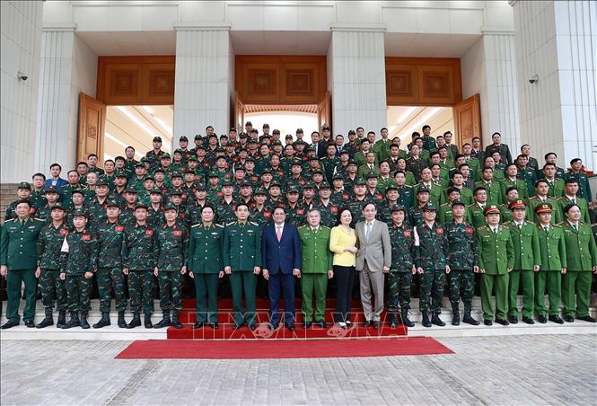 PM Pham Minh Chinh, other delegates and the officers engaged in search and rescue in Turkey. VNA Photo: Dương Giang