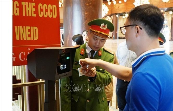 Du khách thực hiện quét thẻ CCCD gắn chíp điện tử tại Khu du lịch quốc gia Tam Chúc. Ảnh: Thanh Tuấn - TTXVN			