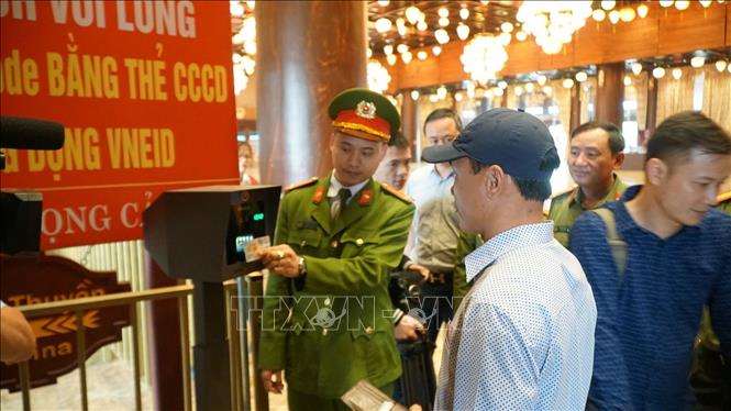 Du khách thực hiện quét thẻ CCCD gắn chíp điện tử tại Khu du lịch quốc gia Tam Chúc. Ảnh: Thanh Tuấn - TTXVN			