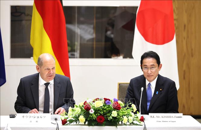 Trong ảnh (tư liệu): Thủ tướng Đức Oraf Scholz (trái) và người đồng cấp Nhật Bản Fumio Kishida trong cuộc họp với lãnh đạo các doanh nghiệp hai nước tại Tokyo, ngày 28/4/2022. Ảnh: AFP/TTXVN