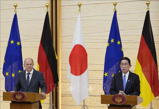 Trong ảnh (tư liệu): Thủ tướng Đức Oraf Scholz (trái) và người đồng cấp Nhật Bản Fumio Kishida trong cuộc họp báo chung sau hội đàm tại Tokyo, ngày 28/4/2022. Ảnh: AFP/TTXVN