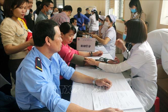 Khám sức khỏe lưu động miễn phí cho công nhân, người lao động tại các khu công nghiệp tỉnh Hà Nam. Ảnh: Đại Nghĩa - TTXVN