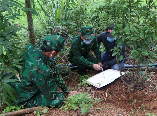 Lực lượng đánh án Đồn Biên phòng Pa Thơm tổ chức triển khai sơ đồ mật phục đánh bắt tội phạm ma túy tại khu vực biên giới Pa Thơm. Ảnh: Xuân Tiến - TTXVN 