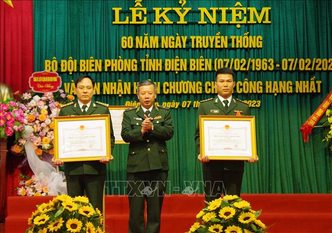 Thượng úy Vũ Văn Cường (bên phải) được trao tặng Huân chương Chiến công hạng Ba tại Lễ kỷ niệm 60 năm Ngày truyền thống Bộ đội Biên phòng tỉnh Điện Biên (7/2/2023). Ảnh: TTXVN phát