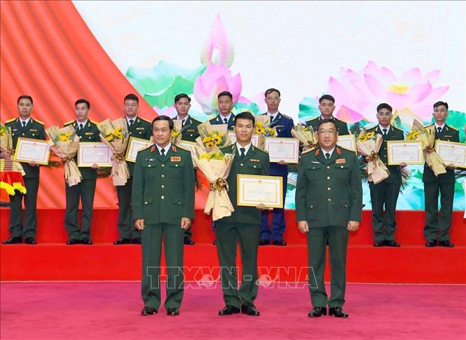 Thượng úy Vũ Văn Cường (giữa) tại Lễ tuyên dương “Gương mặt trẻ tiêu biểu” năm 2023, do Bộ Tư lệnh Bộ đội Biên phòng tổ chức tại Bắc Giang. Ảnh: TTXVN phát