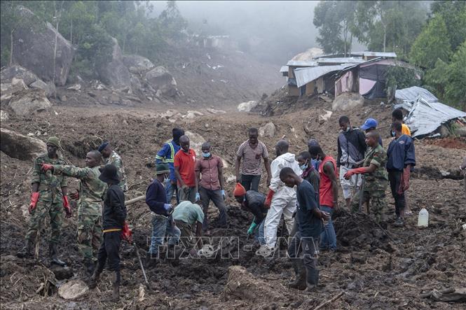 Trong ảnh: Binh sĩ Malawi hỗ trợ người dân tìm kiếm các nạn nhân tại hiện trường vụ lở đất do mưa lớn ở Blantyre, Malawi, ngày 17/3/2023. Ảnh: AFP/TTXVN