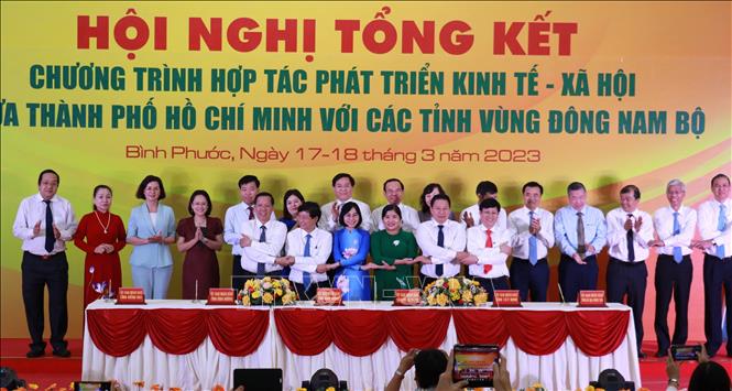 UBND TP Hồ Chí Minh và các tỉnh vùng Đông Nam bộ ký kết chương trình hợp tác giai đoạn 2023 - 2025. Ảnh: Sỹ Tuyên - TTXVN