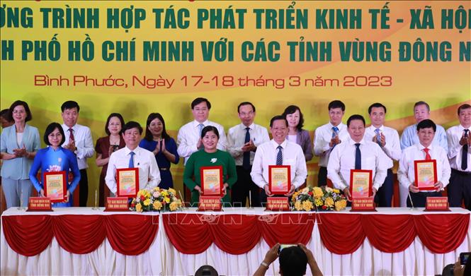 UBND TP Hồ Chí Minh và các tỉnh vùng Đông Nam Bộ ký kết chương trình hợp tác giai đoạn 2023 - 2025. Ảnh: Sỹ Tuyên - TTXVN