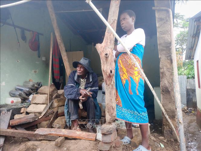 Trong ảnh: Người dân bị mất nhà cửa do bão Freddy ở Blantyre, Malawi, ngày 14/3/2023. Ảnh: THX/TTXVN