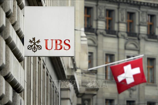 Logo ngân hàng UBS lớn nhất Thụy Sĩ tại Basel. Ảnh: AFP/TTXVN