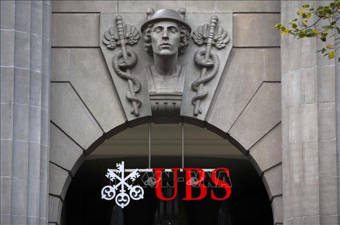 Logo ngân hàng Thụy Sĩ UBS tại lối vào một chi nhánh ở Zurich. Ảnh: AFP/TTXVN