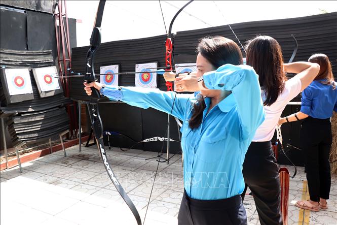 Các bạn trẻ đến trải nghiệm tại Câu lạc bộ Cung xạ thủ Ranger Việt Nam thành phố Cần Thơ. Ảnh: Trung Kiên - TTXVN