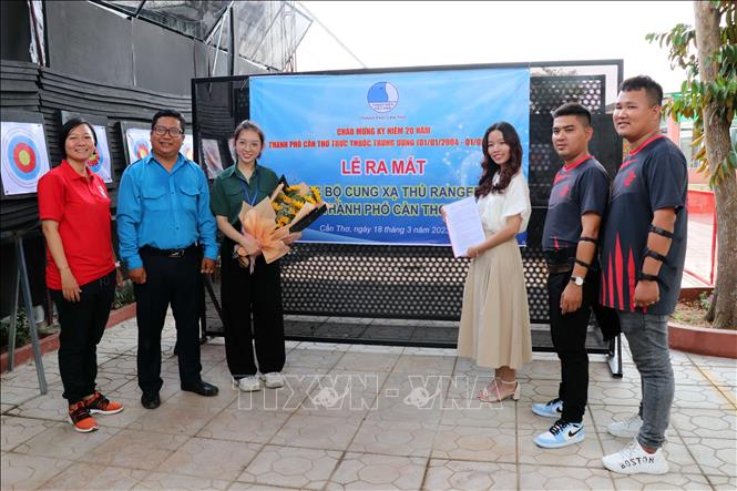 Chủ tịch Hội Liên hiệp thanh niên thành phố Cần Thơ trao quyết định thành lập Câu lạc bộ Cung xạ thủ Ranger Việt Nam thành phố Cần Thơ. Ảnh: Trung Kiên - TTXVN