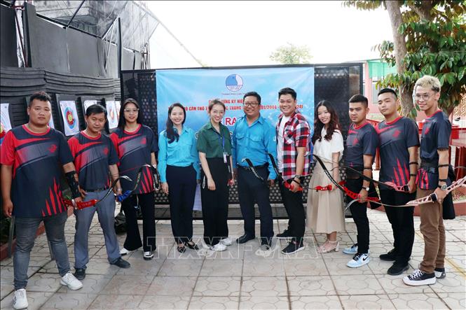 Các thành viên Câu lạc bộ cùng Ủy ban Hội Liên hiệp thanh niên thành phố Cần Thơ tại Lễ ra mắt. Ảnh: Trung Kiên - TTXVN