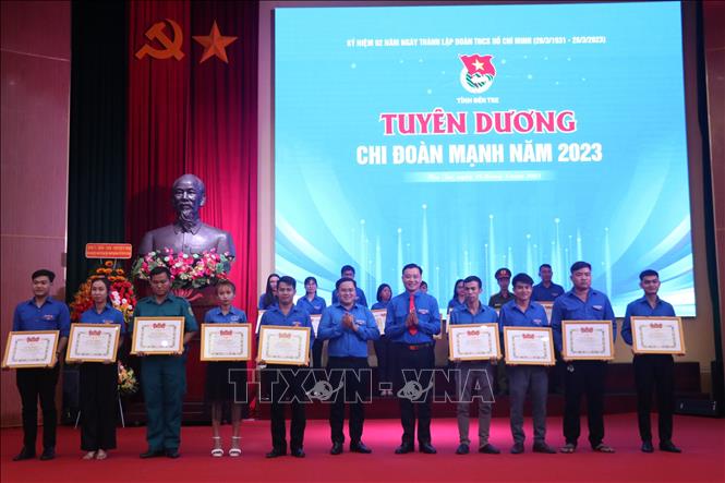 Tuyên dương 9 tập thể đạt danh hiệu Chi đoàn mạnh cấp tỉnh Bến Tre năm 2023. Ảnh: Chương Đài - TTXVN 