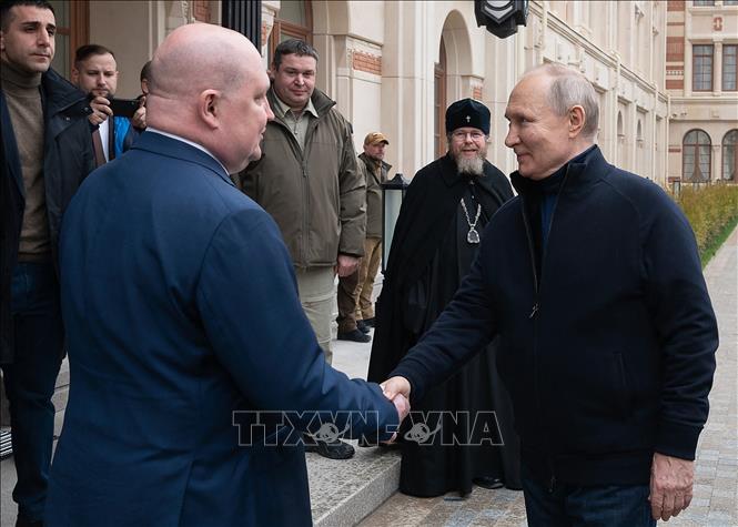 Tổng thống Vladimir Putin (phải) trong cuộc gặp Thống đốc thành phố cảng Sevastopol, Mikhail Razvozhayev, ngày 18/3/2023. Ảnh: AFP/TTXVN 