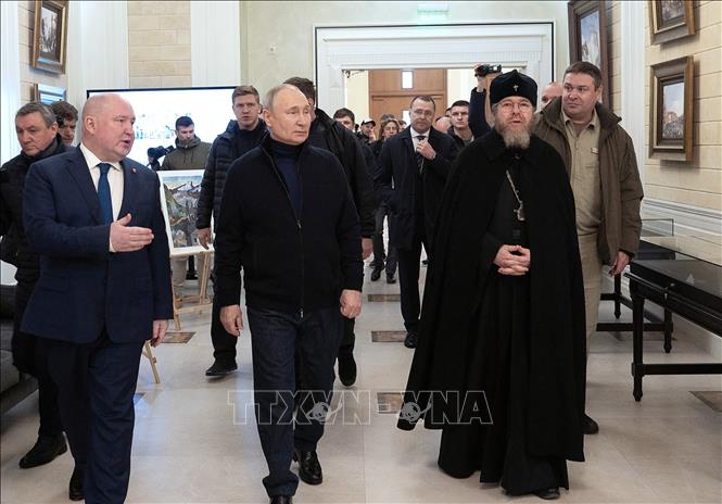 Tổng thống Vladimir Putin (giữa) cùng Thống đốc thành phố cảng Sevastopol, Mikhail Razvozhayev, thăm một khu khảo cổ học. Ảnh: AFP/TTXVN