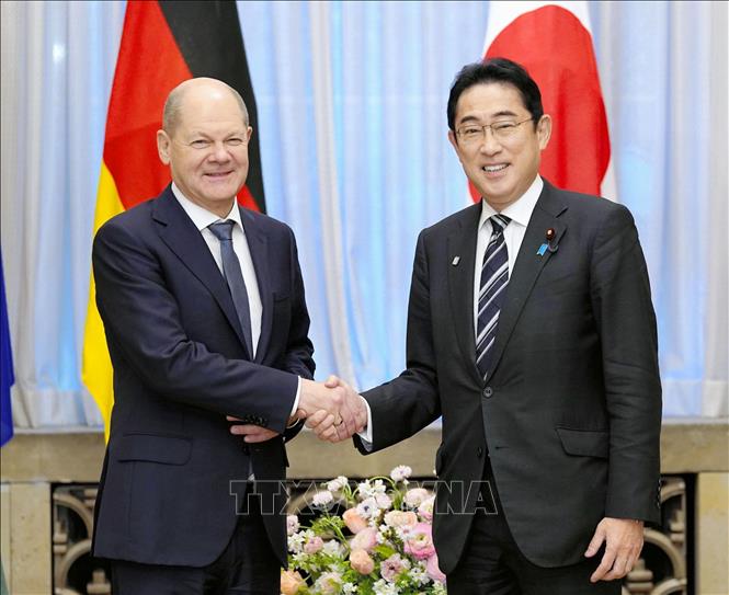Thủ tướng Nhật Bản Fumio Kishida (phải) trong cuộc gặp Thủ tướng Đức Olaf Scholz đang ở thăm Tokyo, ngày 18/3/2023. Ảnh: KYODO/TTXVN