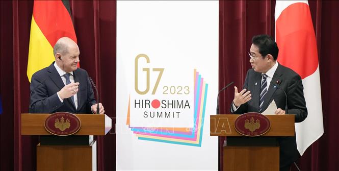 Thủ tướng Nhật Bản Fumio Kishida (phải) trong cuộc họp báo chung với Thủ tướng Đức Olaf Scholz tại Tokyo, ngày 18/3/2023. Ảnh: KYODO/TTXVN